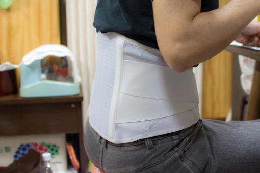 コルセットや腰痛ベルトの役割