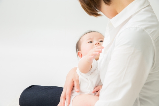 肩こりになりやすい子育て姿勢