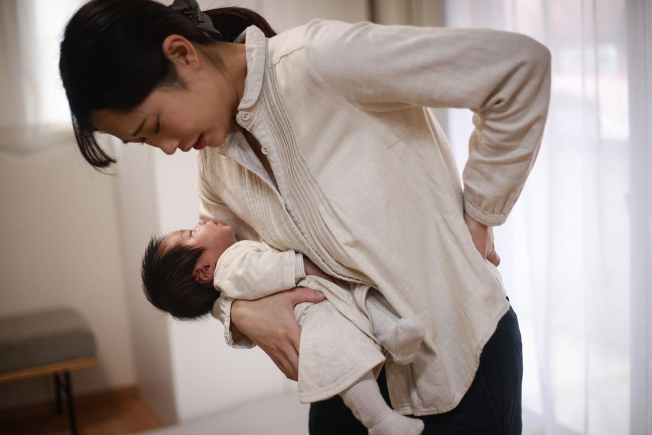 産後骨盤矯正は必要?体型・腰痛が気になるママが知っておきたい骨盤ケア